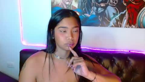 Snapshot of saraapril_1 chatting on 12/27/24, 01:43 SARAHGIL online show from 12/27/24, 01:43