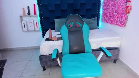 Snapshot of saraapril_1 chatting on 10/25/25, 01:57 SARAHGIL online show from 10/25/25, 01:57