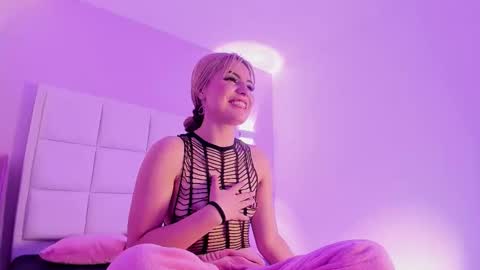 Snapshot of sarabenedetti chatting on 09/14/25, 04:00 Sara online show from 09/14/25, 04:00