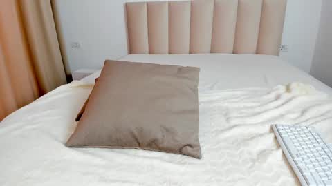 saradiamond01 online show from 01/26/25, 12:22