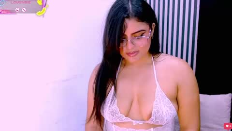 Snapshot of sarah_cream chatting on 09/19/25, 10:32 Sarah online show from 09/19/25, 10:32