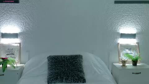 Snapshot of sarah_cute028 chatting on 05/25/26, 01:06 Sarah online show from 05/25/26, 01:06