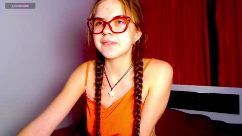 Snapshot of sarah_hs chatting on 12/03/24, 03:44 Sarah online show from 12/03/24, 03:44