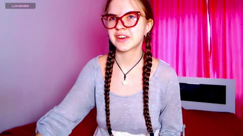 Snapshot of sarah_hs chatting on 12/11/24, 05:10 Sarah online show from 12/11/24, 05:10