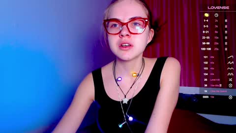 Snapshot of sarah_hs chatting on 12/30/24, 01:03 Sarah online show from 12/30/24, 01:03