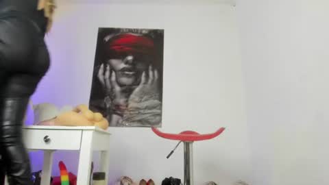 Snapshot of sarah_mistress_ chatting on 06/11/26, 05:44 Sarah online show from 06/11/26, 05:44