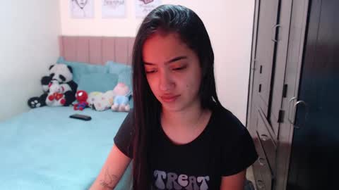 Snapshot of sarah_stone15 chatting on 12/18/24, 10:57 Sarah online show from 12/18/24, 10:57