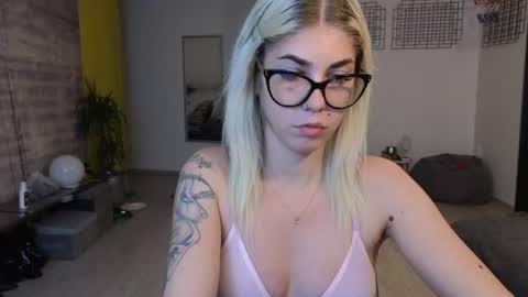 Snapshot of sarahcamsx chatting on 06/18/26, 08:57 sarahcamsx online show from 06/18/26, 08:57