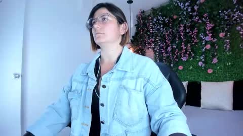 Sarah Deyvis online show from 12/01/25, 01:05