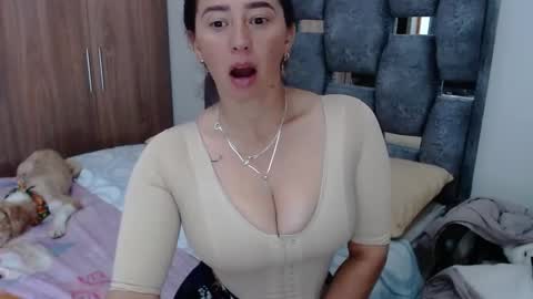 Snapshot of sarahott_1 chatting on 01/08/25, 02:35 Lia online show from 01/08/25, 02:35