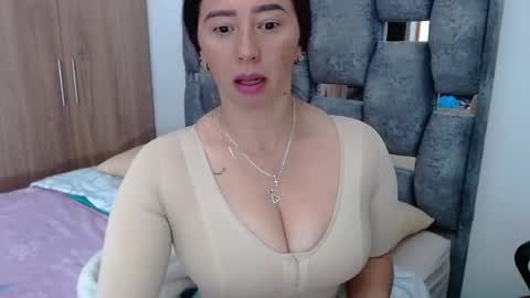 Snapshot of sarahott_1 chatting on 01/11/25, 01:43 Lia online show from 01/11/25, 01:43