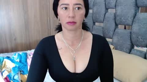 Snapshot of sarahott_1 chatting on 01/15/25, 12:04 Lia online show from 01/15/25, 12:04