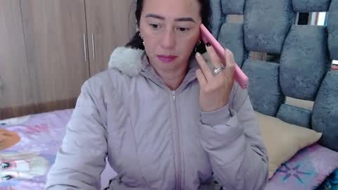 Snapshot of sarahott_1 chatting on 02/12/25, 12:33 Lia online show from 02/12/25, 12:33