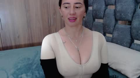 Snapshot of sarahott_1 chatting on 02/25/25, 07:47 Lia online show from 02/25/25, 07:47