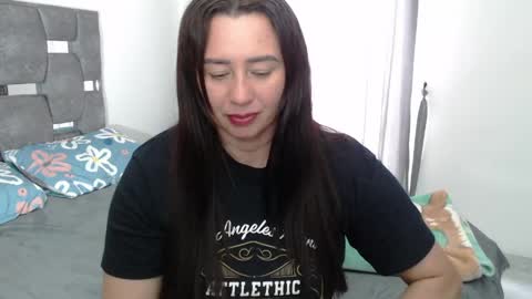 Snapshot of sarahott_1 chatting on 05/15/26, 07:43 Lia online show from 05/15/26, 07:43