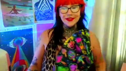 Sarah T online show from 10/22/25, 03:34