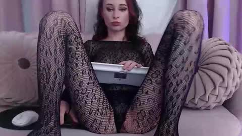  Sarai  online show from 09/13/25, 08:41