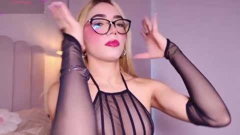 Snapshot of sarajonesxxx chatting on 05/01/26, 11:15 Sara jones online show from 05/01/26, 11:15