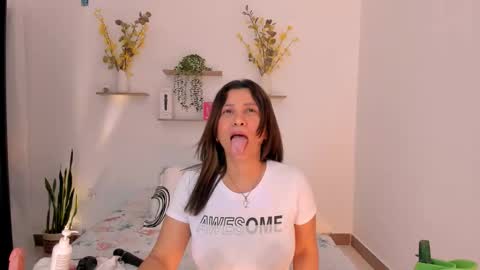 sararamirez43 online show from 12/04/25, 12:20