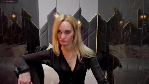 Snapshot of sarasubtlety chatting on 09/19/25, 01:56 Sara online show from 09/19/25, 01:56