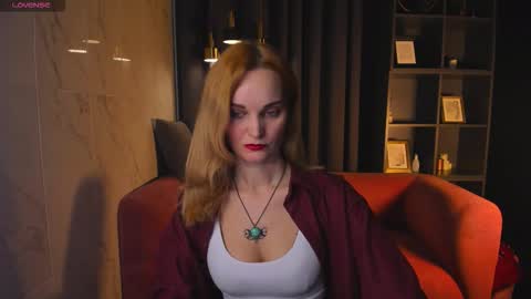 Snapshot of sarasubtlety chatting on 12/17/25, 01:28 Sara online show from 12/17/25, 01:28