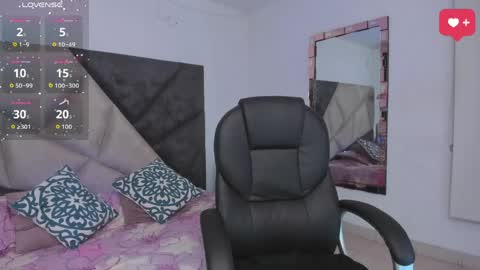 Snapshot of sarawagner_ chatting on 05/21/26, 12:28 online show from 05/21/26, 12:28