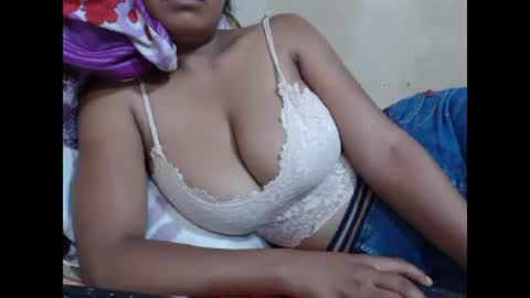 Snapshot of saronette chatting on 01/08/25, 10:37 saronette online show from 01/08/25, 10:37