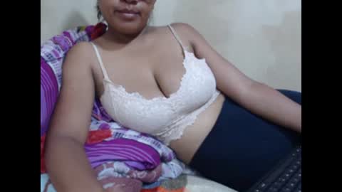 Snapshot of saronette chatting on 01/09/25, 07:10 saronette online show from 01/09/25, 07:10