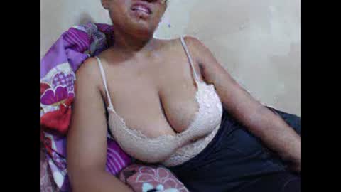 Snapshot of saronette chatting on 01/10/25, 11:00 saronette online show from 01/10/25, 11:00