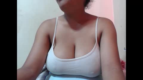 Snapshot of saronette chatting on 11/04/25, 05:28 saronette online show from 11/04/25, 05:28