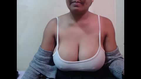 Snapshot of saronette chatting on 12/02/25, 05:35 saronette online show from 12/02/25, 05:35