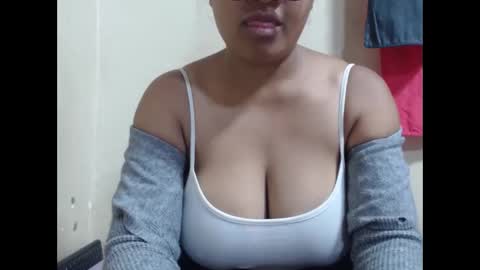 Snapshot of saronette chatting on 12/17/25, 05:46 saronette online show from 12/17/25, 05:46