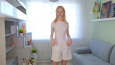 Snapshot of sashablonde_ chatting on 04/11/26, 05:12 Sasha online show from 04/11/26, 05:12