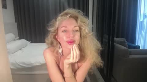 Snapshot of sashasweetsasha chatting on 03/31/26, 06:25 Sasha online show from 03/31/26, 06:25