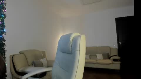 Snapshot of sashavanee chatting on 07/02/26, 03:06 Lilou and Sasha online show from 07/02/26, 03:06
