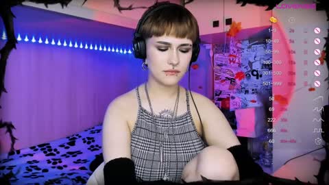 Snapshot of say_mary chatting on 12/08/24, 07:37 pronoun she. name Mary. age 21. online show from 12/08/24, 07:37