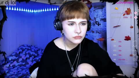 Snapshot of say_mary chatting on 12/23/24, 12:35 pronoun she. name Mary. age 21. online show from 12/23/24, 12:35