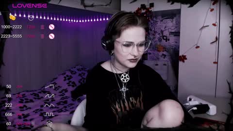 Snapshot of say_mary chatting on 01/14/25, 12:11 pronoun she. name Mary. age 21. online show from 01/14/25, 12:11
