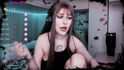 Snapshot of say_mary chatting on 02/05/25, 01:11 pronoun she. name Mary. age 21. online show from 02/05/25, 01:11