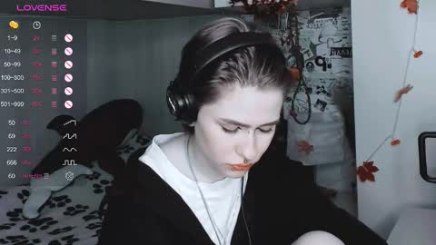 Snapshot of say_mary chatting on 03/07/25, 04:22 pronoun she. name Mary. age 21. online show from 03/07/25, 04:22