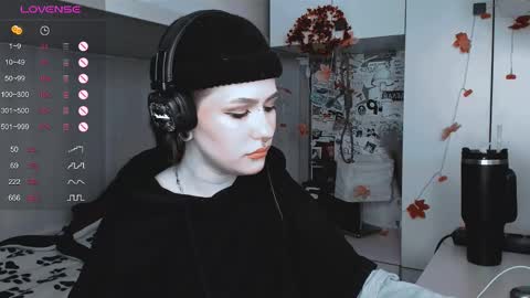 Snapshot of say_mary chatting on 03/08/25, 08:11 pronoun she. name Mary. age 21. online show from 03/08/25, 08:11