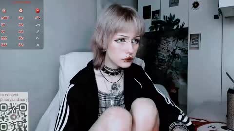 Snapshot of say_mary chatting on 09/21/25, 10:22 pronoun she. name Mary. age 21. online show from 09/21/25, 10:22