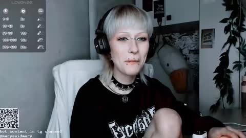 Snapshot of say_mary chatting on 10/18/25, 06:52 pronoun she. name Mary. age 21. online show from 10/18/25, 06:52