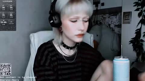 Snapshot of say_mary chatting on 10/19/25, 04:51 pronoun she. name Mary. age 21. online show from 10/19/25, 04:51
