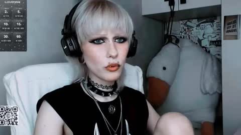Snapshot of say_mary chatting on 10/22/25, 10:26 pronoun she. name Mary. age 21. online show from 10/22/25, 10:26