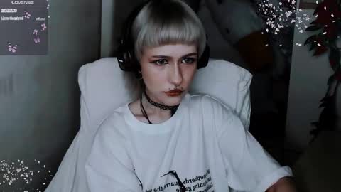 pronoun she. name Mary. age 21. online show from 11/05/25, 05:02