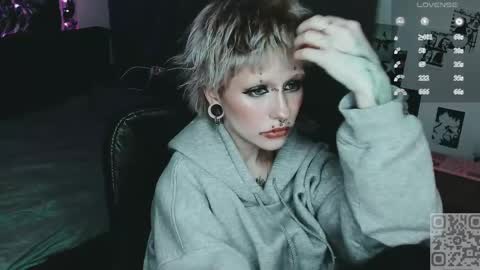 pronoun she. name Mary. age 21. online show from 05/13/26, 07:00