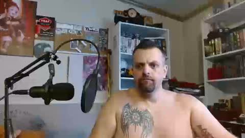 Snapshot of scarecrow2wm chatting on 10/19/25, 05:46 Kent Clark online show from 10/19/25, 05:46