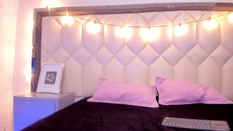 scarlethbigbug online show from 02/11/26, 11:37