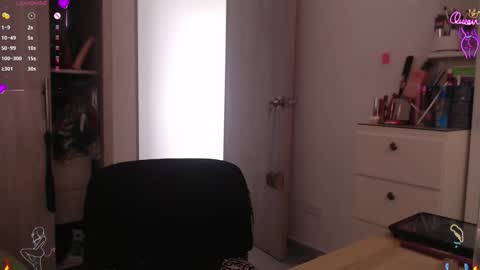 Scarlett Thumb up please help me 100 its important online show from 02/13/26, 07:54